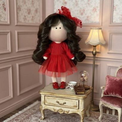Ігрова кудрява чорнява текстильна лялька Lady in red