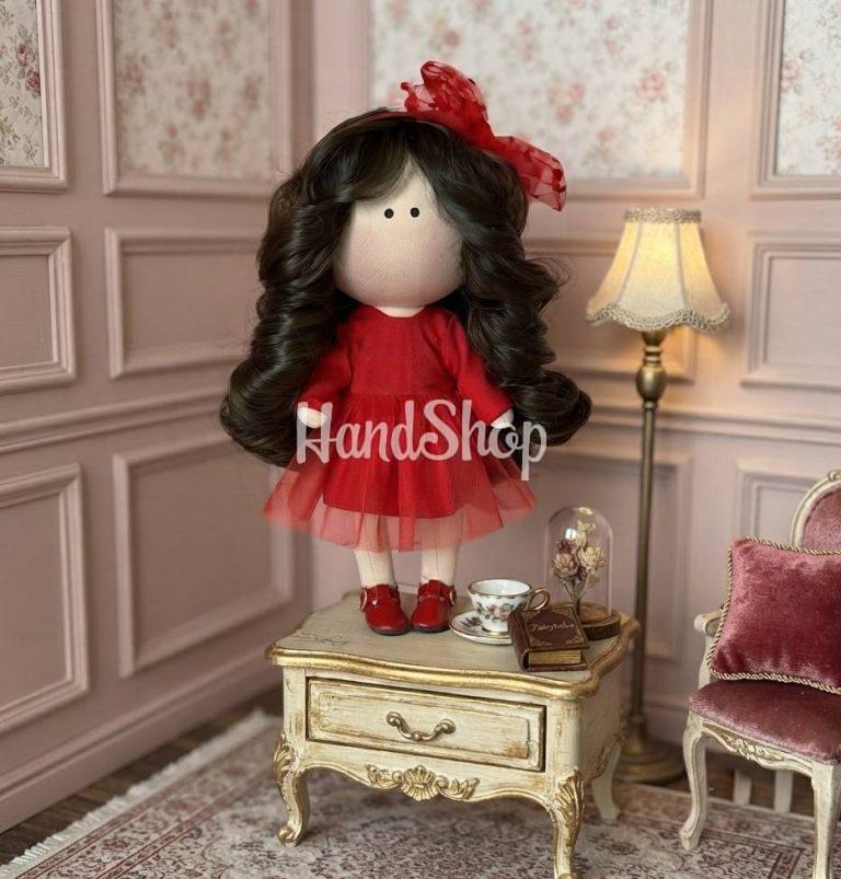 Игровая кудрявая черноволосая текстильная кукла Lady in red — фото 3