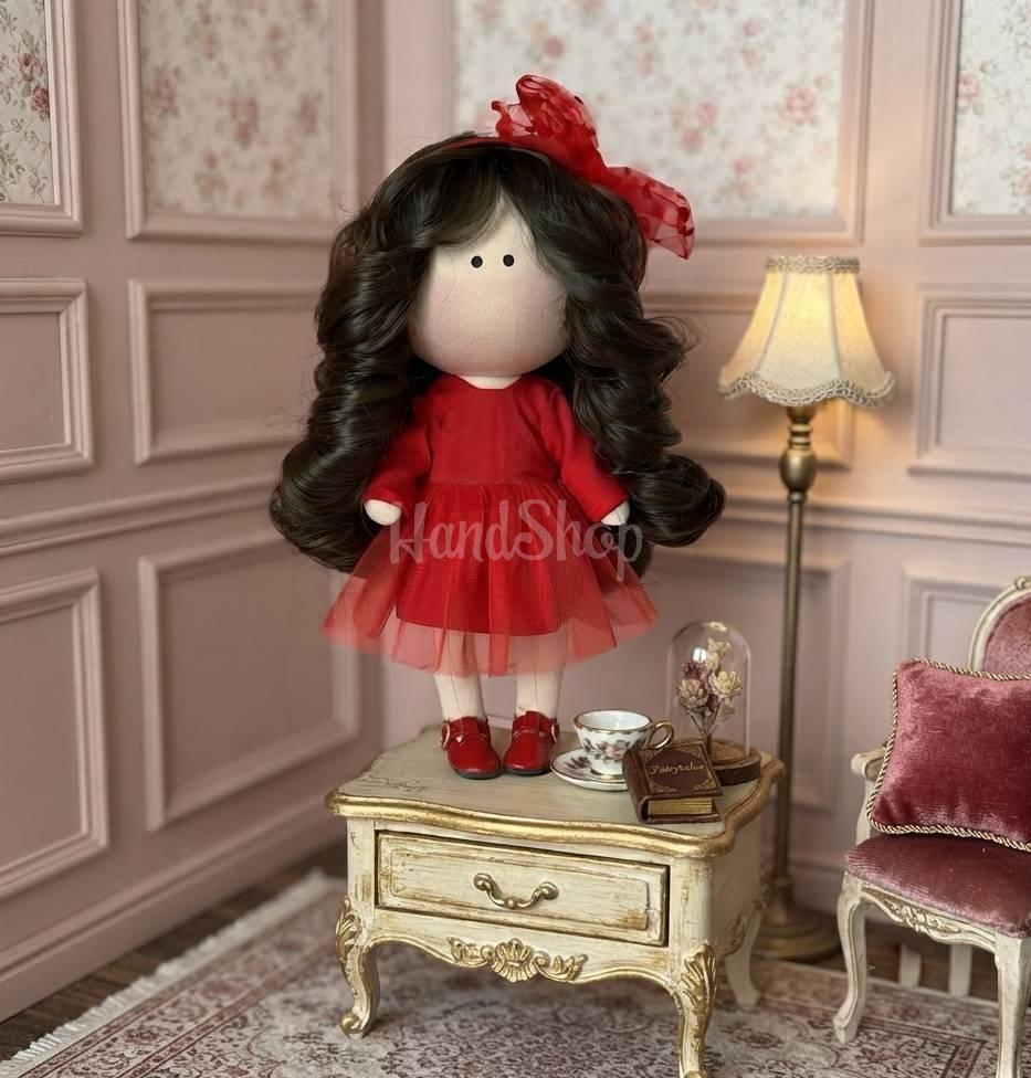 Ігрова кудрява чорнява текстильна лялька Lady in red Ігрова кудрява чорнява текстильна лялька Lady in red