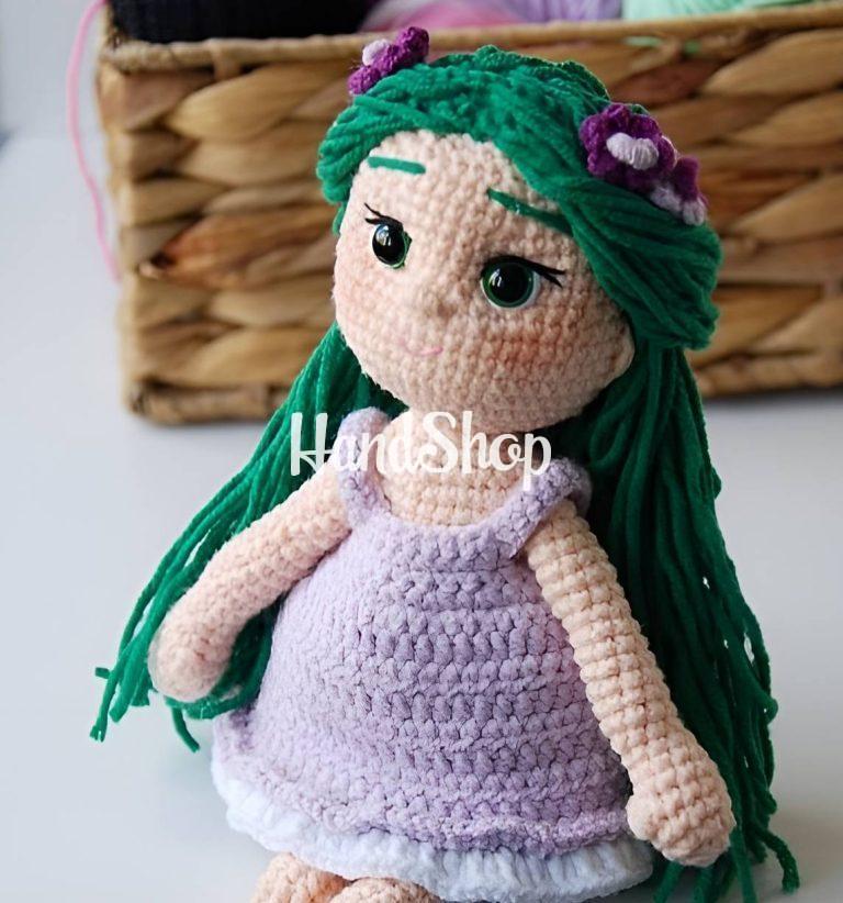 Вязаная игрушка кукла лесная Мавка в фиолетовом платье — фото 1