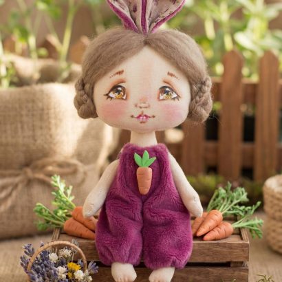 Дитяча лялька іграшкова зайка у плюшевому комбінезоні