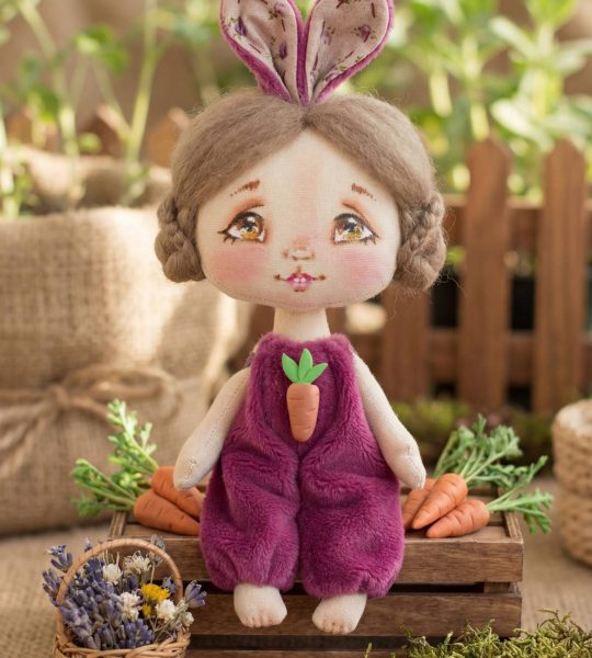 Дитяча лялька іграшкова зайка у плюшевому комбінезоні