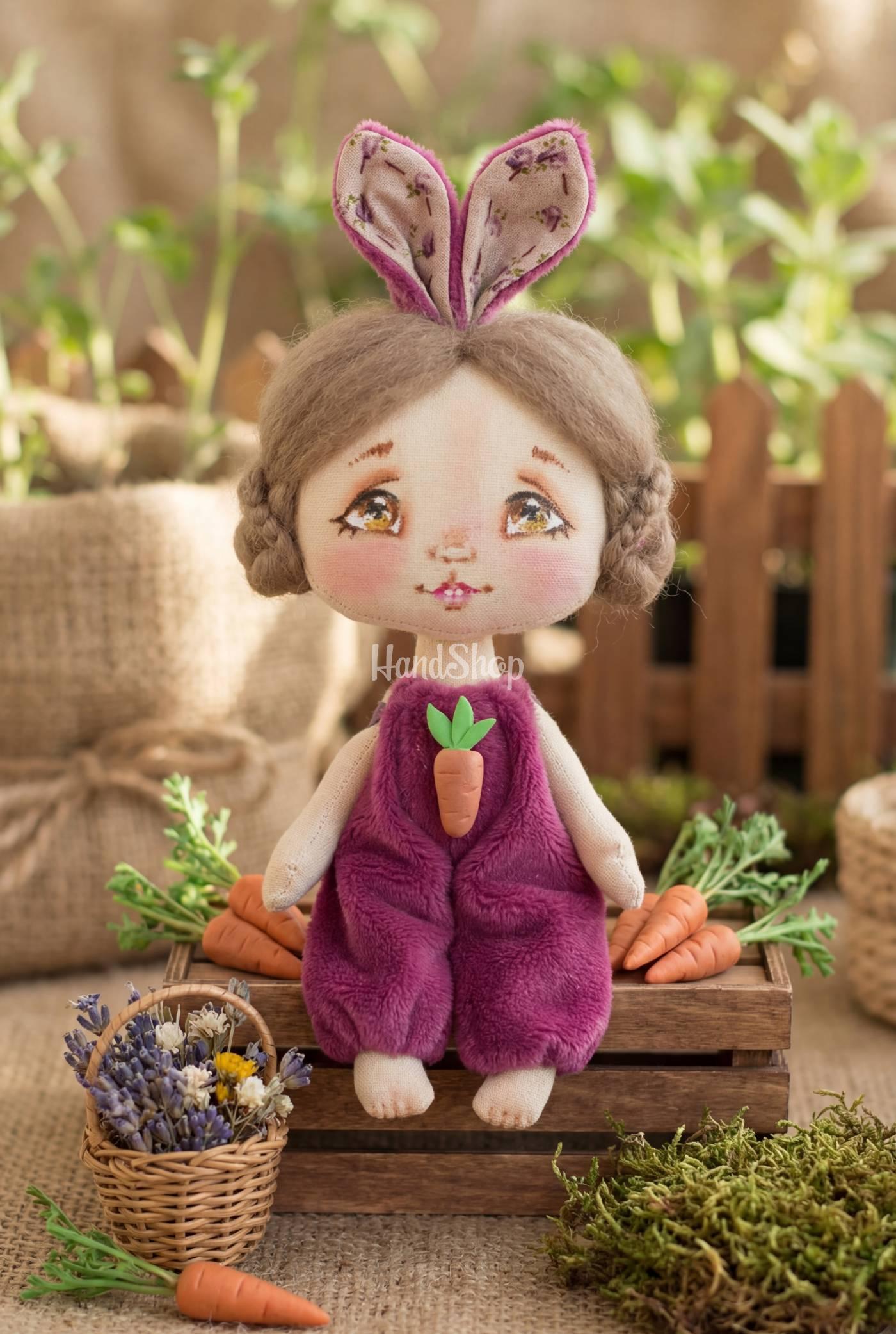 Дитяча лялька іграшкова зайка у плюшевому комбінезоні Дитяча лялька іграшкова зайка у плюшевому комбінезоні