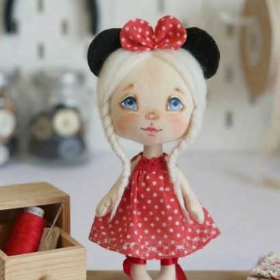 Лялька авторська маленька сувенірна білявка Мінні Маус