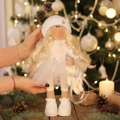 Інтер'єрна текстильна ігрова лялька кудрява блондинка з ведмедиком