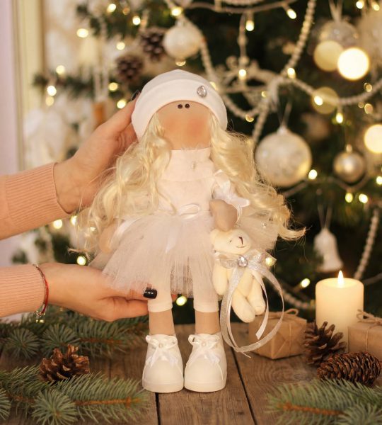 Інтер'єрна текстильна ігрова лялька кудрява блондинка з ведмедиком