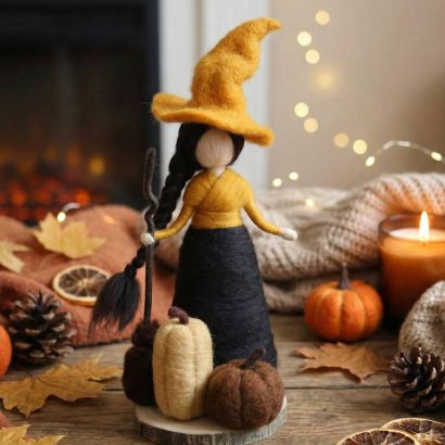Сувенірна лялька відьмочка з вовни на підставці Halloween