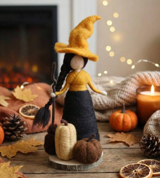 Сувенірна лялька відьмочка з вовни на підставці Halloween