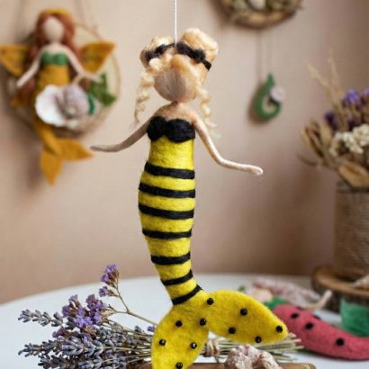 Сувенірна лялька підвіска казкова русалонька бджілка