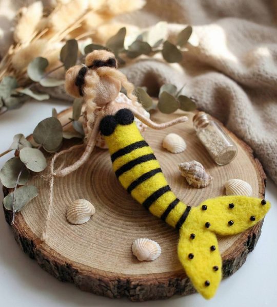 Сувенірна лялька підвіска казкова русалонька бджілка