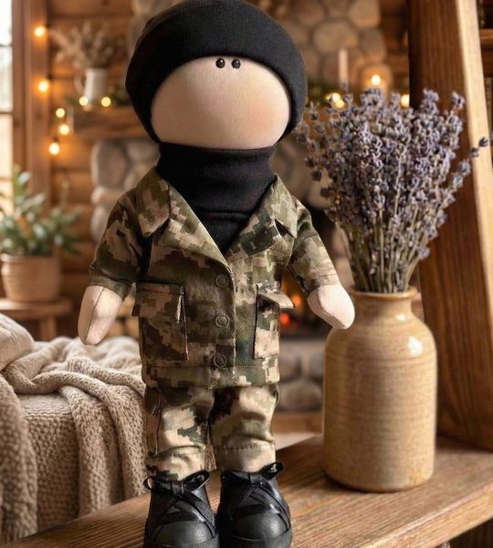 Сувенірна текстильна лялька захисник військовий