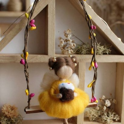 Лялька фея веснянка на гойдалці у сукні з пасочкою