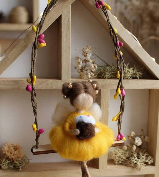 Лялька фея веснянка на гойдалці у сукні з пасочкою