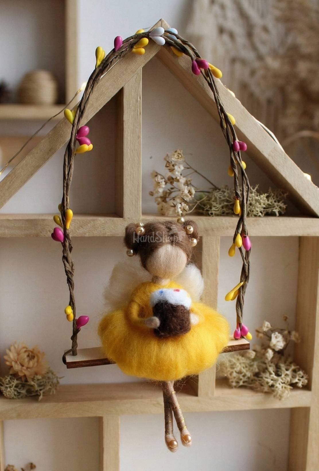 Лялька фея веснянка на гойдалці у сукні з пасочкою Лялька фея веснянка на гойдалці у сукні з пасочкою