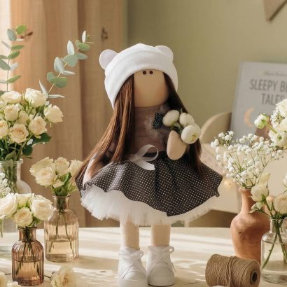 Інтер’єрна лялька текстильна сувенірна вчителька з квітами