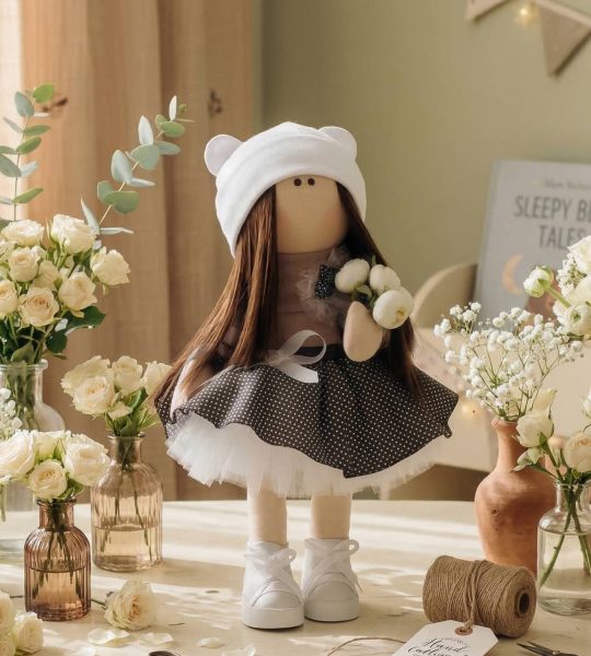 Інтер’єрна лялька текстильна сувенірна вчителька з квітами