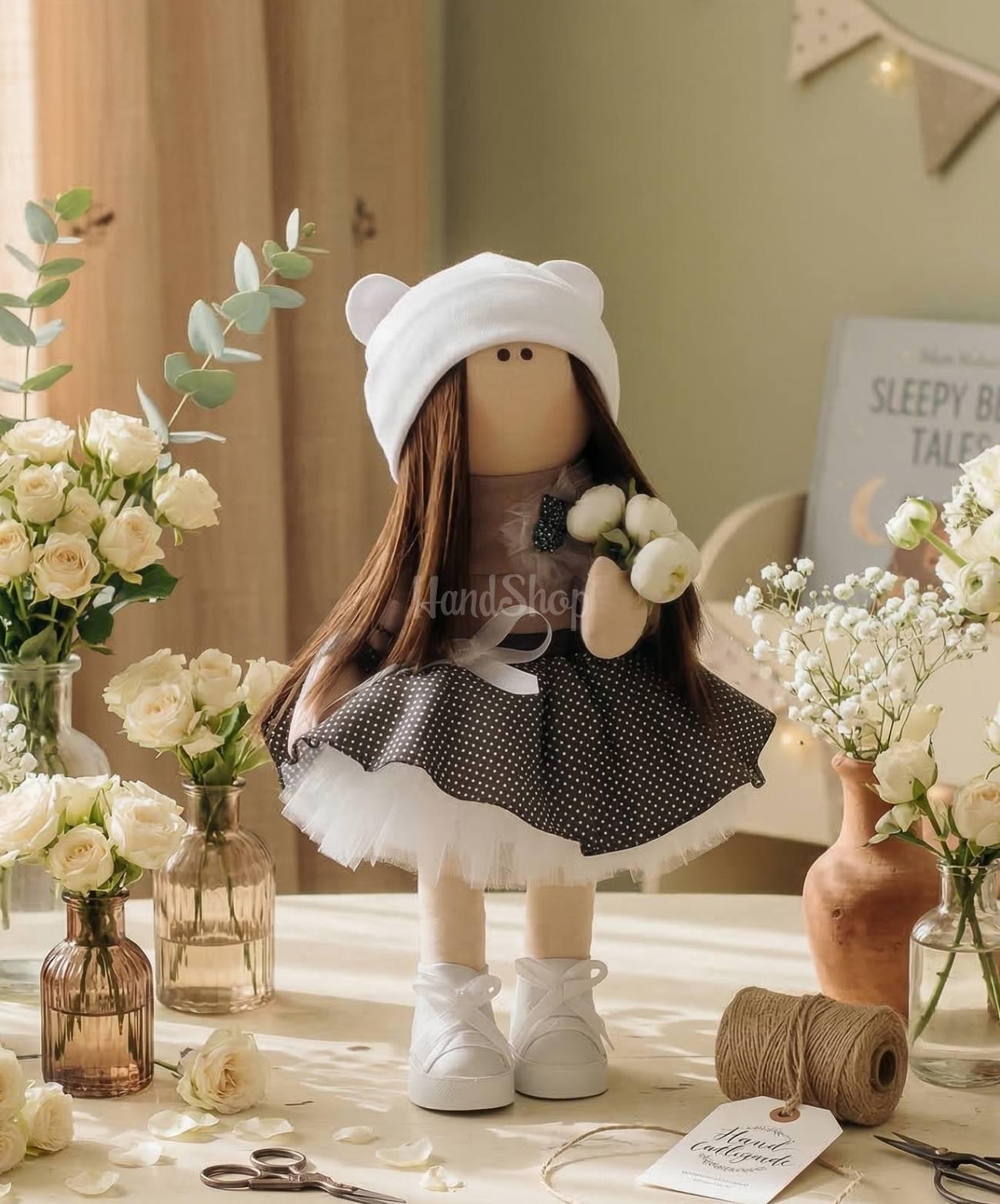 Інтер’єрна лялька текстильна сувенірна вчителька з квітами Інтер’єрна лялька текстильна сувенірна вчителька з квітами