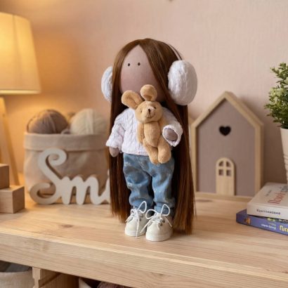 Ігрова лялька текстильна в джинсах зі змінним одягом