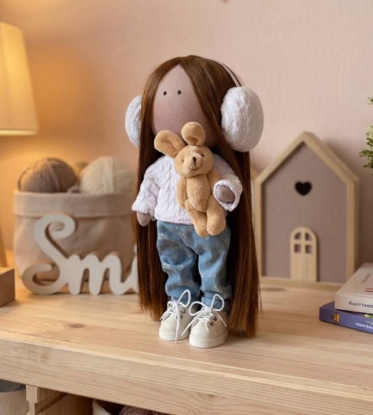 Ігрова лялька текстильна в джинсах зі змінним одягом