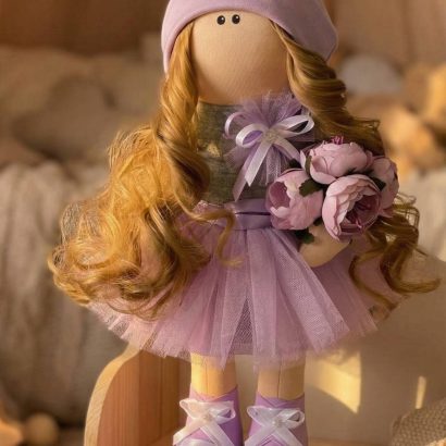 Дитяча інтер’єрна текстильна лялька кудрява з квітами