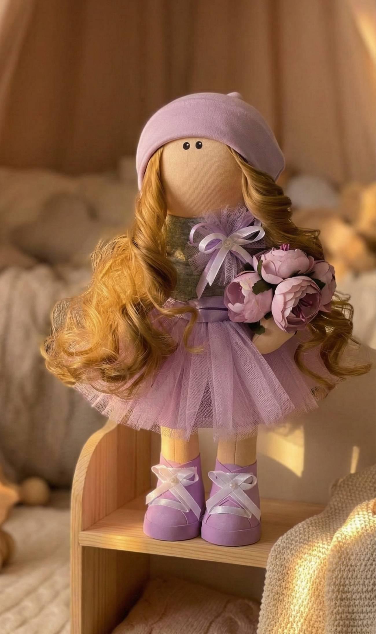 Дитяча інтер’єрна текстильна лялька кудрява з квітами Дитяча інтер’єрна текстильна лялька кудрява з квітами