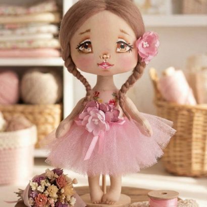 Маленька сувенірна лялька в пишній рожевій сукні