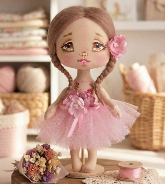 Маленька сувенірна лялька в пишній рожевій сукні