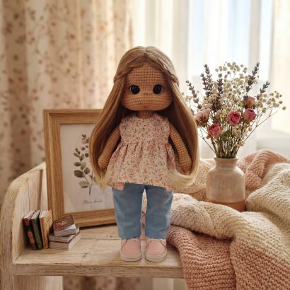 Авторська в’язана велика ігрова лялька з довгим волоссям