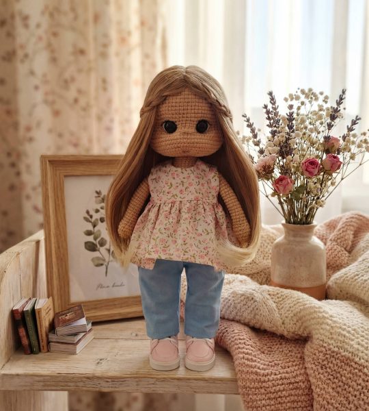 Авторська в’язана велика ігрова лялька з довгим волоссям