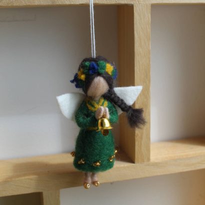 Сувенірна лялька підвіска карпатський янгол у зеленій сукні
