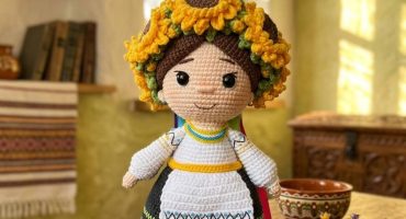Етнічна в'язана лялька-україночка ручної роботи - український сувенір у національному костюмі та квітковому віночку