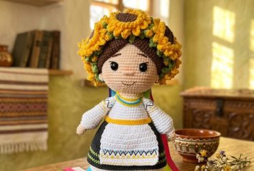 Етнічна в'язана лялька-україночка ручної роботи - український сувенір у національному костюмі та квітковому віночку Етнічна в'язана лялька-україночка ручної роботи - український сувенір у національному костюмі та квітковому віночку