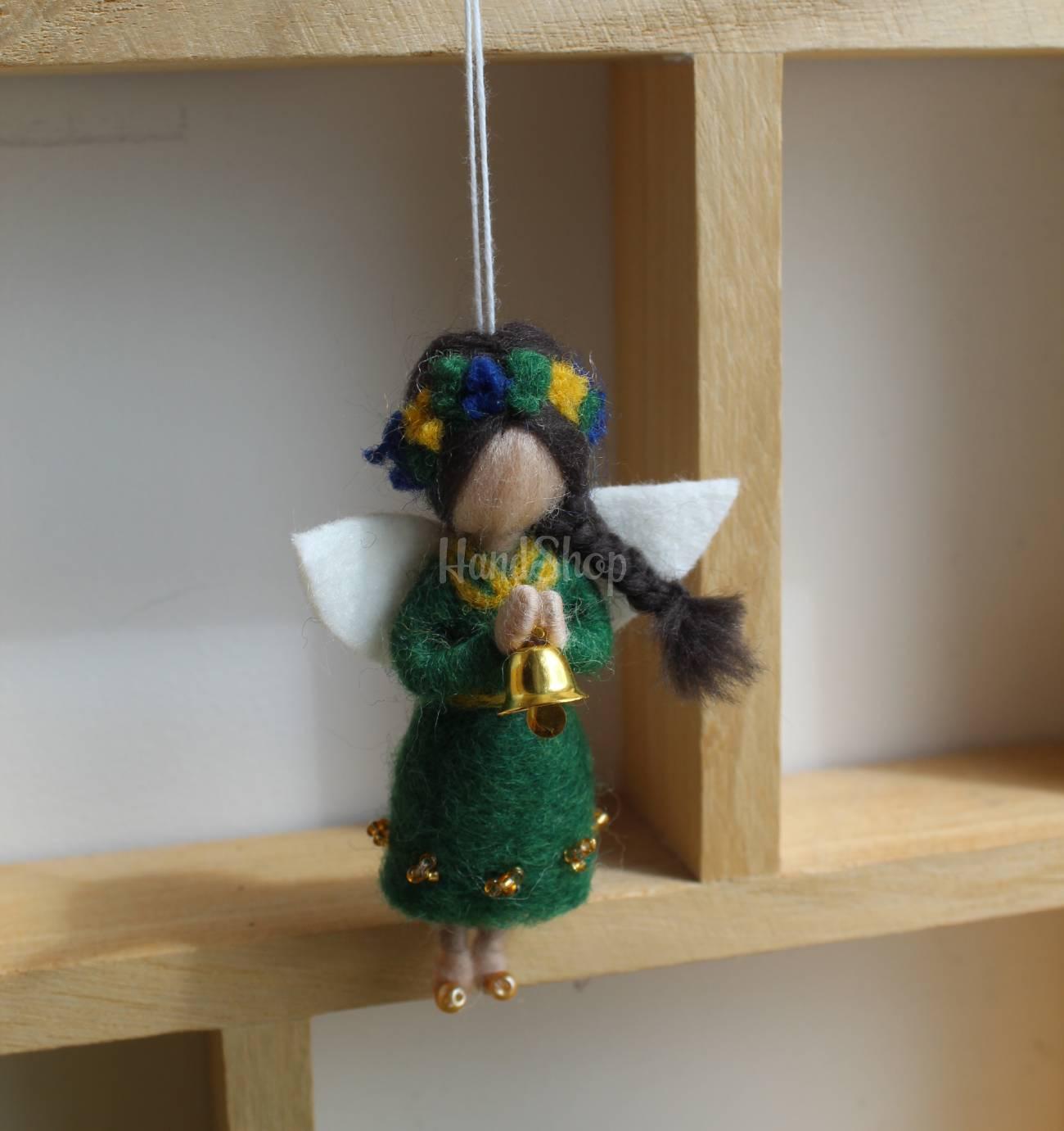 Сувенірна лялька підвіска карпатський янгол у зеленій сукні Сувенірна лялька підвіска карпатський янгол у зеленій сукні