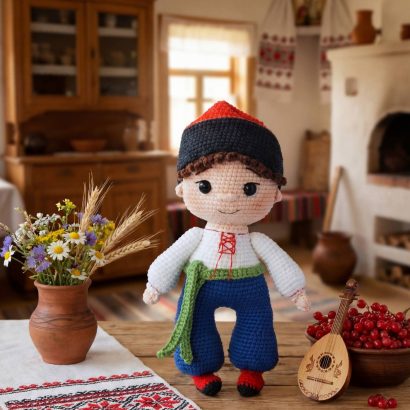 Іграшка молодий козак у вишиванці та шароварах