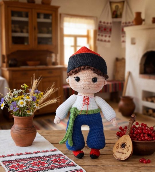 Іграшка молодий козак у вишиванці та шароварах