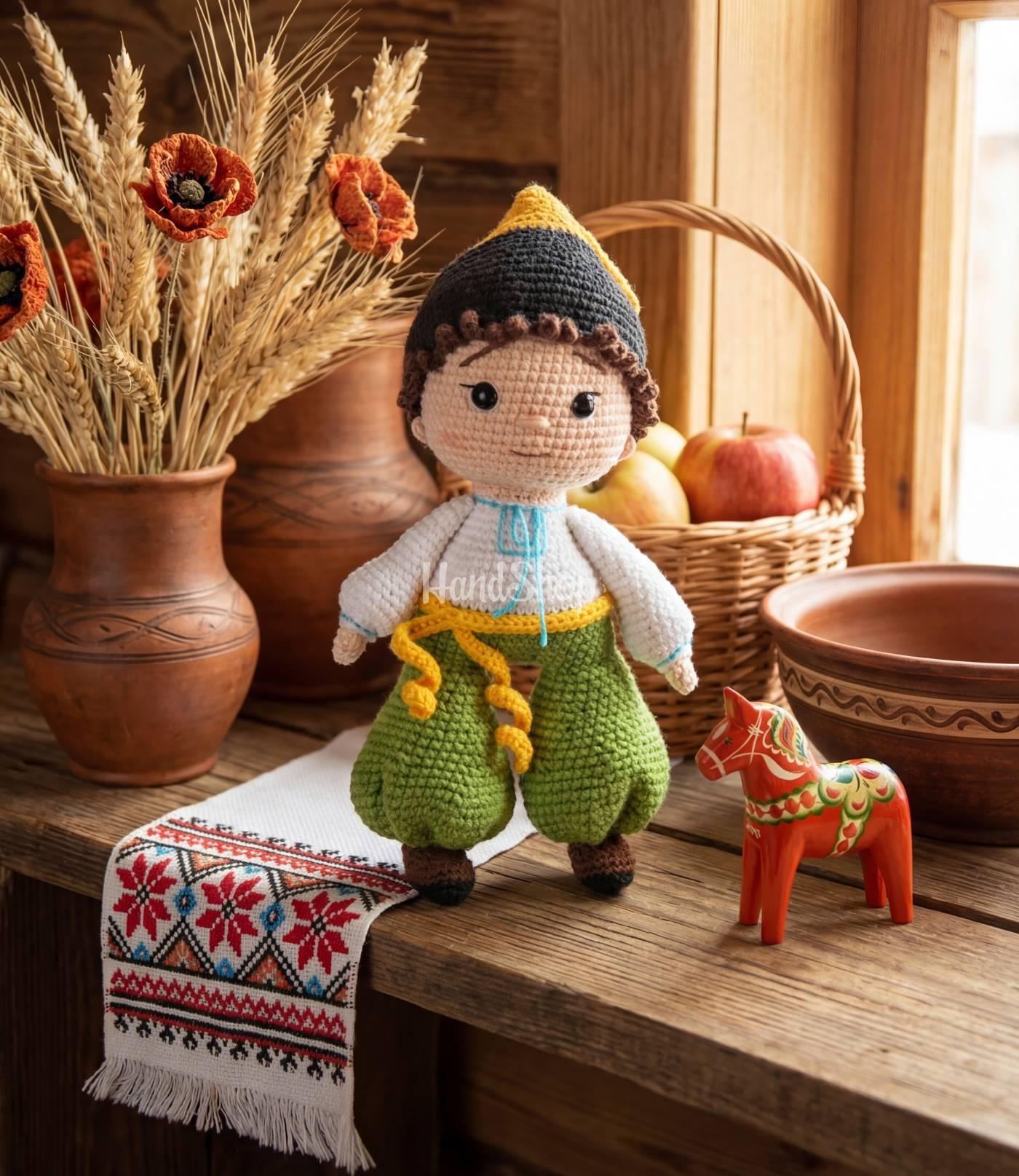 Іграшка український козак у вишиванці та шароварах Іграшка український козак у вишиванці та шароварах