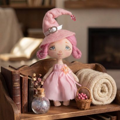 Відьмочка інтер’єрна лялька з рожевим волоссям у ковпаку