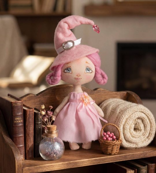 Відьмочка інтер’єрна лялька з рожевим волоссям у ковпаку