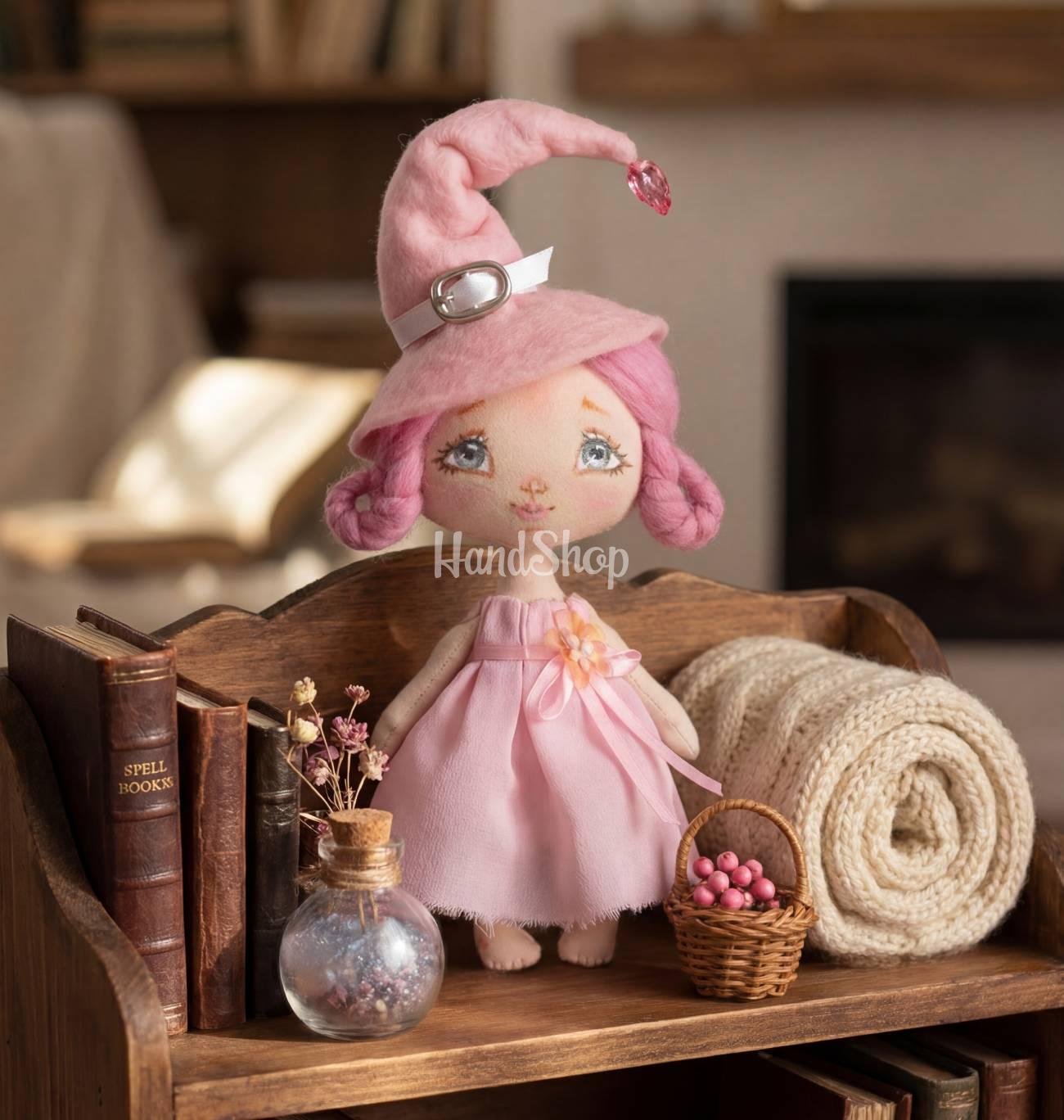 Відьмочка інтер’єрна лялька з рожевим волоссям у ковпаку Відьмочка інтер’єрна лялька з рожевим волоссям у ковпаку