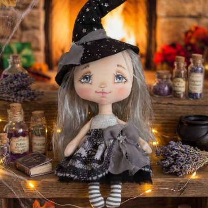 Маленька авторська текстильна сувенірна лялька відьмочка