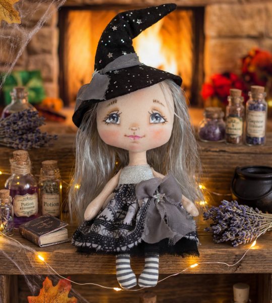 Маленька авторська текстильна сувенірна лялька відьмочка