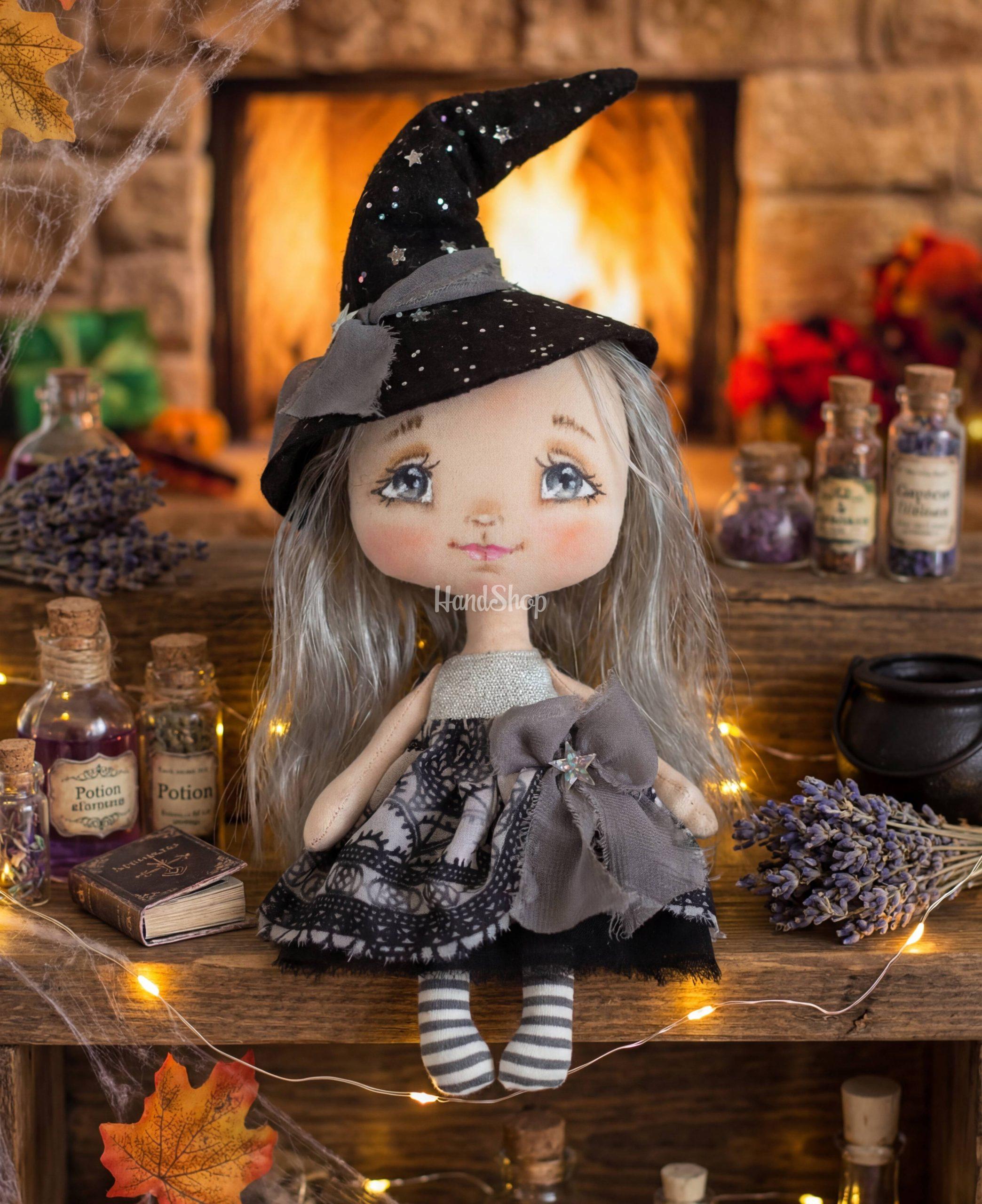 Маленька авторська текстильна сувенірна лялька відьмочка Маленька авторська текстильна сувенірна лялька відьмочка