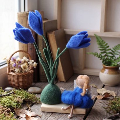 Лялька фея квіти сині дзвіночки на дерев’яній підставці