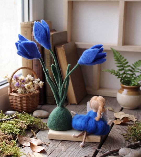 Лялька фея квіти сині дзвіночки на дерев’яній підставці