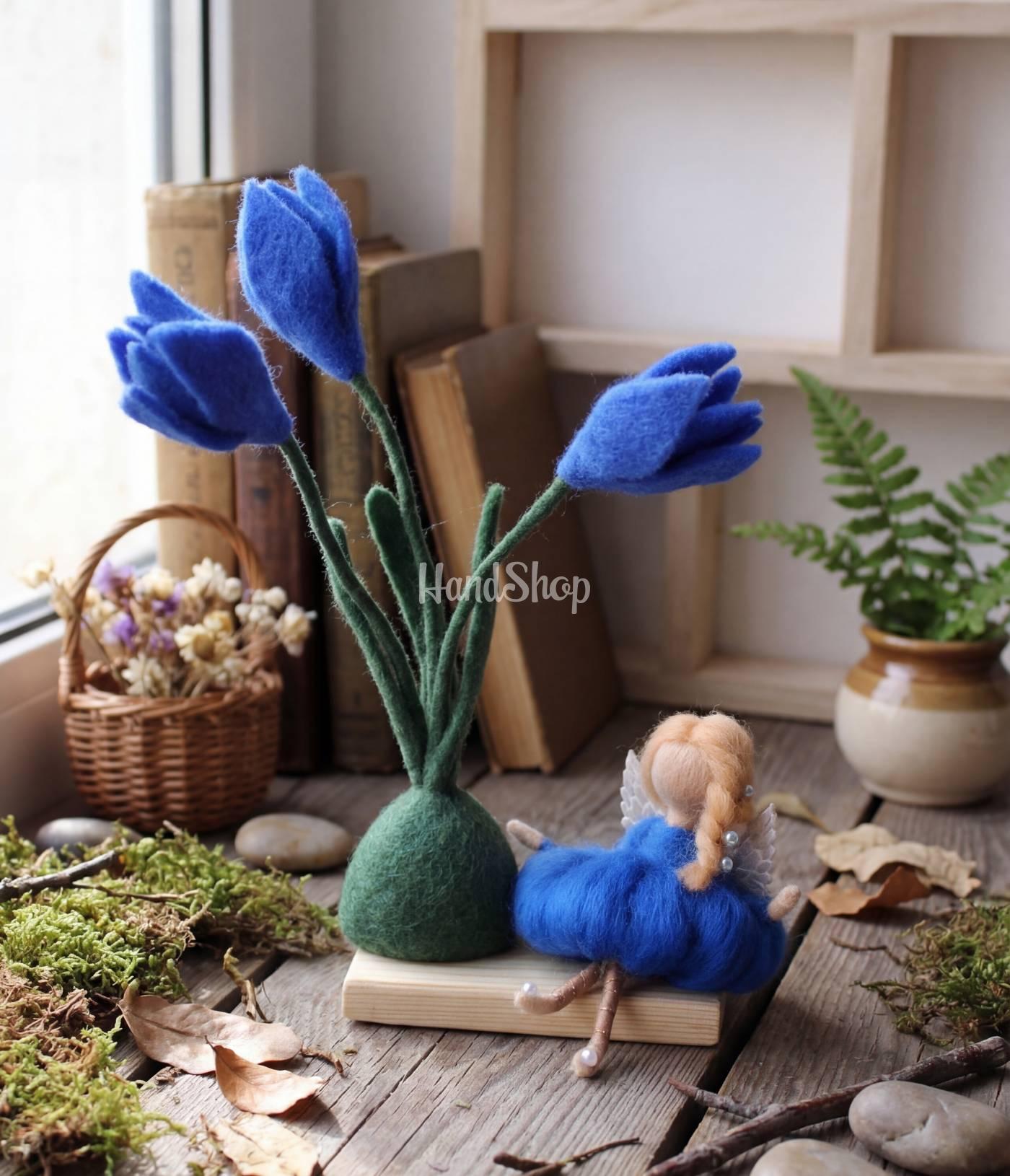 Лялька фея квіти сині дзвіночки на дерев’яній підставці Лялька фея квіти сині дзвіночки на дерев’яній підставці