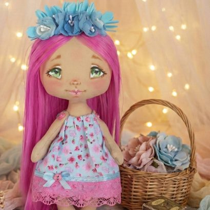 Сувенірна міні лялька хендмейд з рожевим довгим волоссям