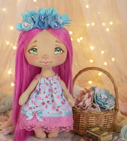 Сувенірна міні лялька хендмейд з рожевим довгим волоссям