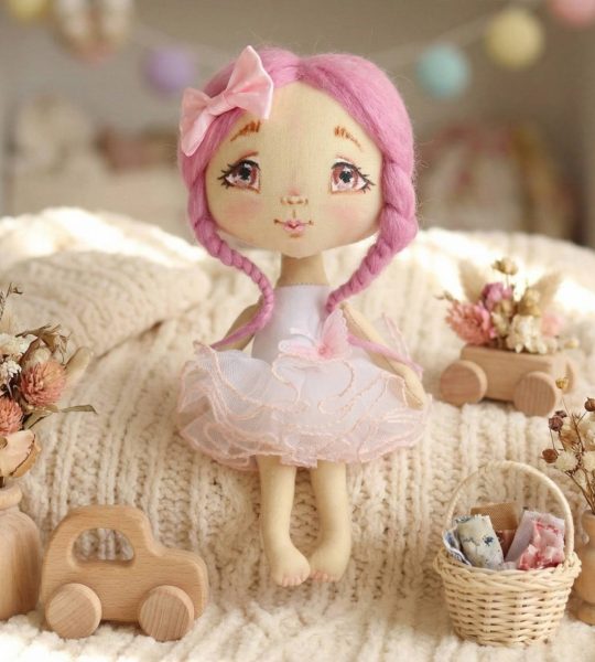 Лялька маленька з рожевим волоссям у сукні та бантом