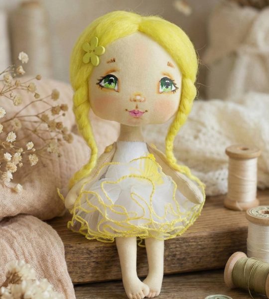 Маленька текстильна лялька сувенірна з жовтим волоссям