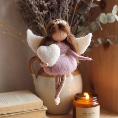 Лялька ангел з крилами підвіска валентинка з білим сердечком